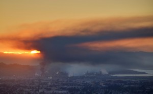 Monday night's Chevron Refinery fire as seen from the Berkeley Hills. (Daniel Parks: Flickr)