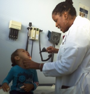 Pediatrician Porshia Mack examines 3-year-old Sania Bettancourt at Richmond LifeLong community health clinic. (Photo:Elaine Korry)