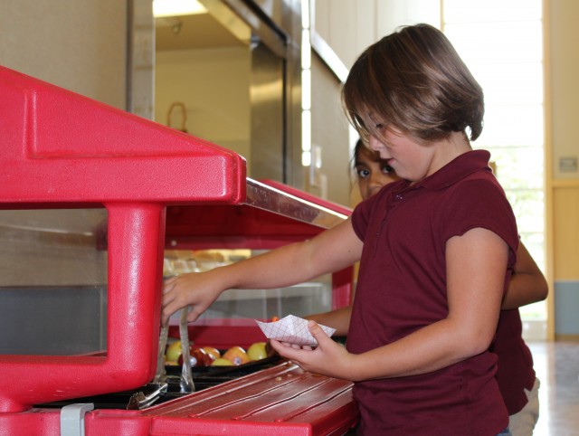 Elementary students at a northern California school at the fruit and salad bar. (Jane Meredith Adams/EdSource)