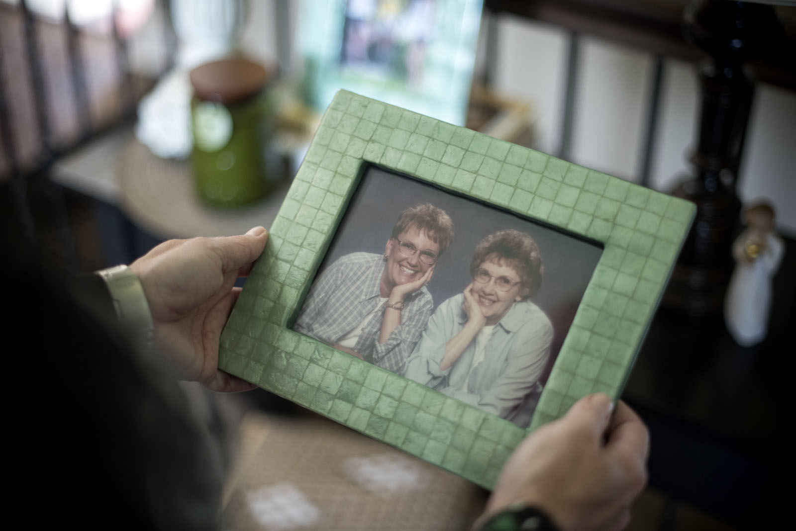 Joyce Oyler, left, died because of medication mistakes by a Missouri pharmacy and home health agency. Her daughter, holding the photo of her mother and aunt, says the error "should have been caught about five different ways." 