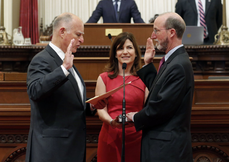 Sen. Steve Glazer, D-Orinda, takes the oath of office from Gov. Jerry Brown on May 28, 2015.
