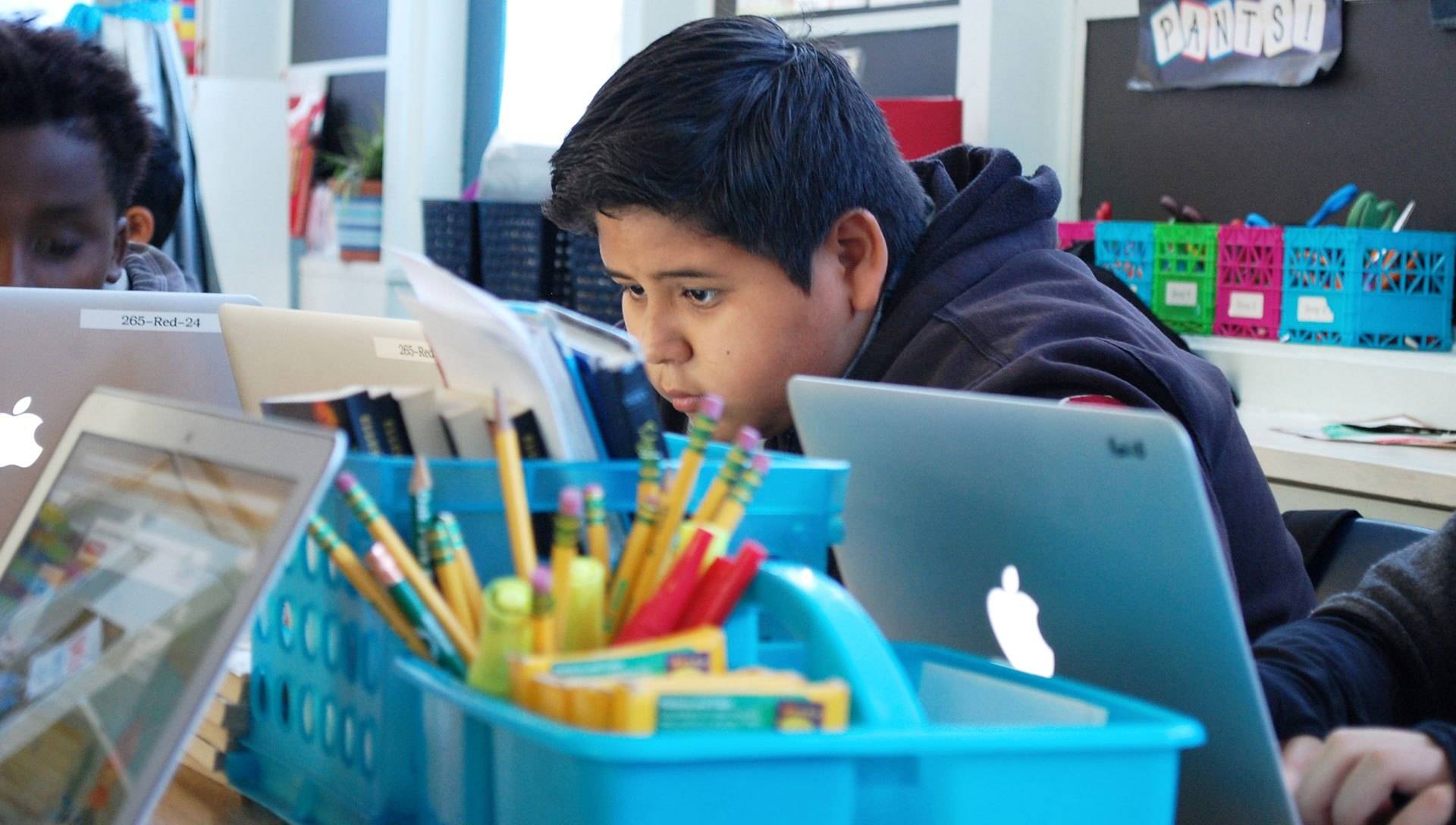 Carlos Delrio, de once años, se dedica a completar una asignación de computación en su clase de sexto grado en la escuela Oak Ridge Elementary en Sacramento. Gabriel Salcedo/KQED