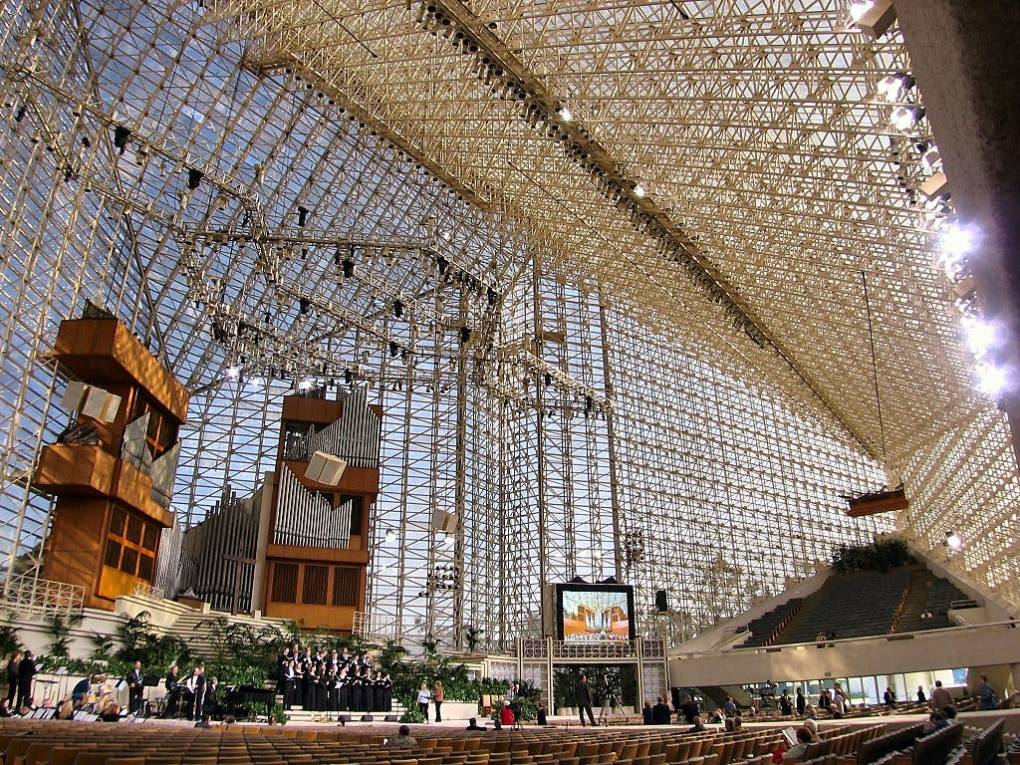 Founded in 1955, The Crystal Cathedral became famous for its weekly television show, “The Hour of Power” and glitzy holiday productions at Christmas and Easter. <a href="https://commons.wikimedia.org/wiki/File%3ACrystalCathedral.jpg">Via Wikimedia Commons</a>