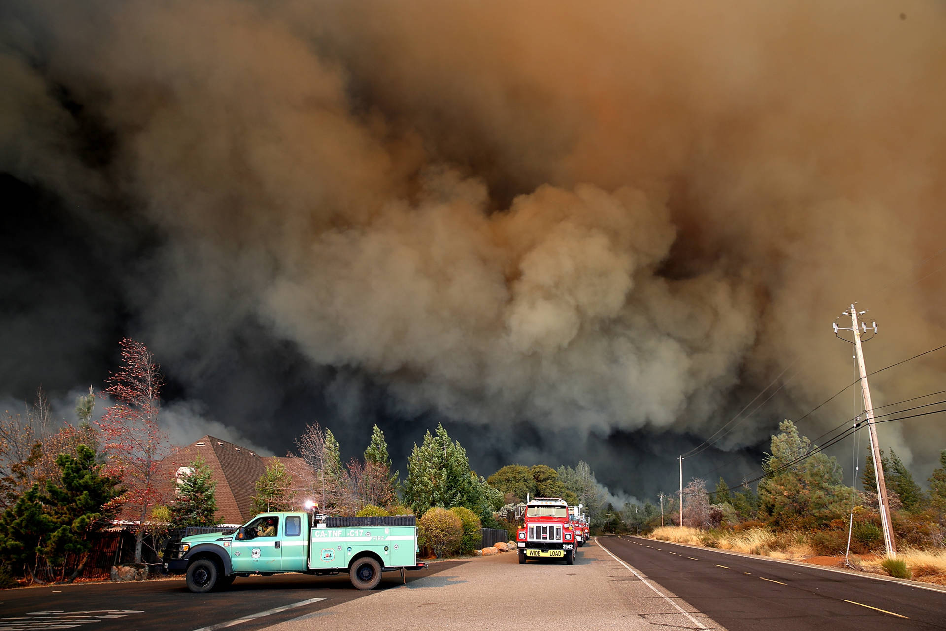 A wall of smoke rose above the Camp Fire as it raged through the Butte County town of Paradise on Thursday. Justin Sullivan/Getty Images