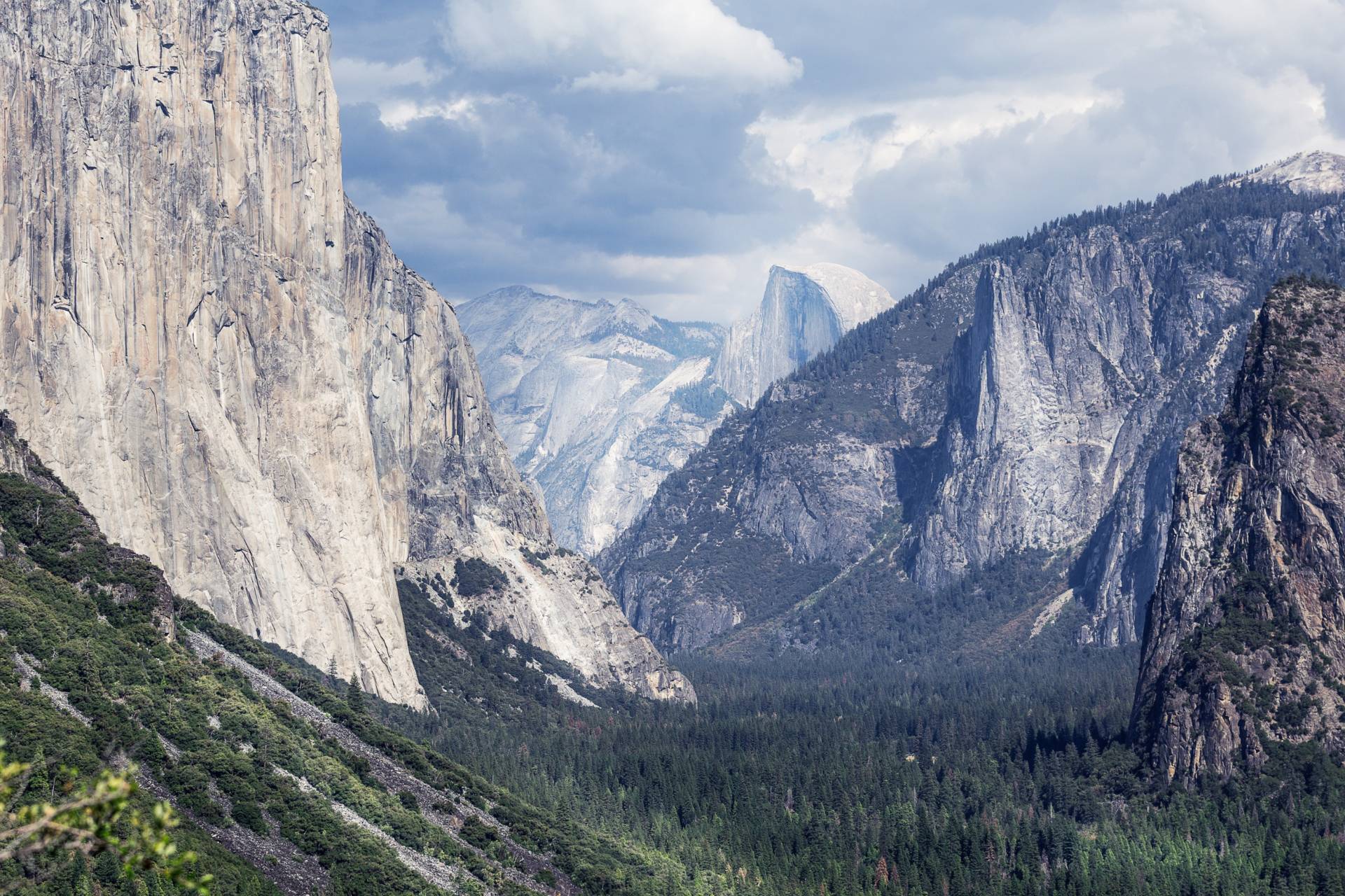 Yosemite National Park, as seen from Tunnel View. Vladimir Kudinov/Pexels