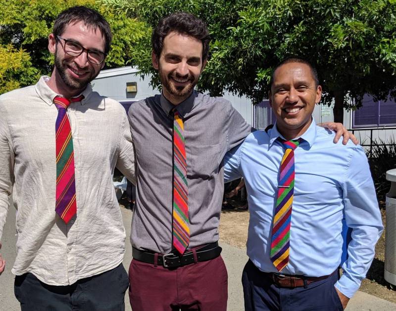 Profesores de la preparatoria Rudsdale Abraham Falk-Rood, maestro de matemáticas Nick Johnson y maestro de historia Steven Moreno usando las corbatas que compraron en su viaje a Guatemala el verano pasado. 