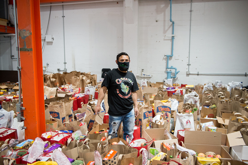 El Mission Food Hub logró que el USDA donara 1,400 cajas de frutas y verduras cada semana. Sin embargo, el esfuerzo consiste no solamente en proporcionar alimento a las familias, sino en dedicar el tiempo requerido para saber qué productos se necesitan o prefieren. 