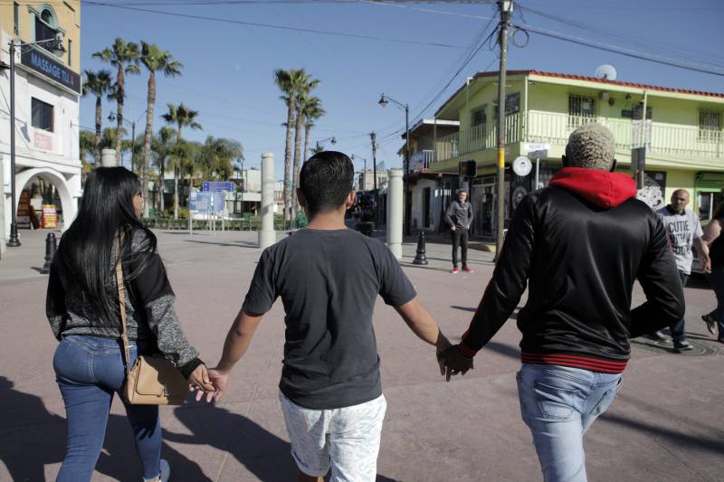 Luna Guzmán camina por las calles de Tijuana con sus amistades de Casa Arcoíris, un albergue para refugiados LGBTQ provenientes de todo el mundo que esperan en México para recibir asilo en los Estados Unidos.