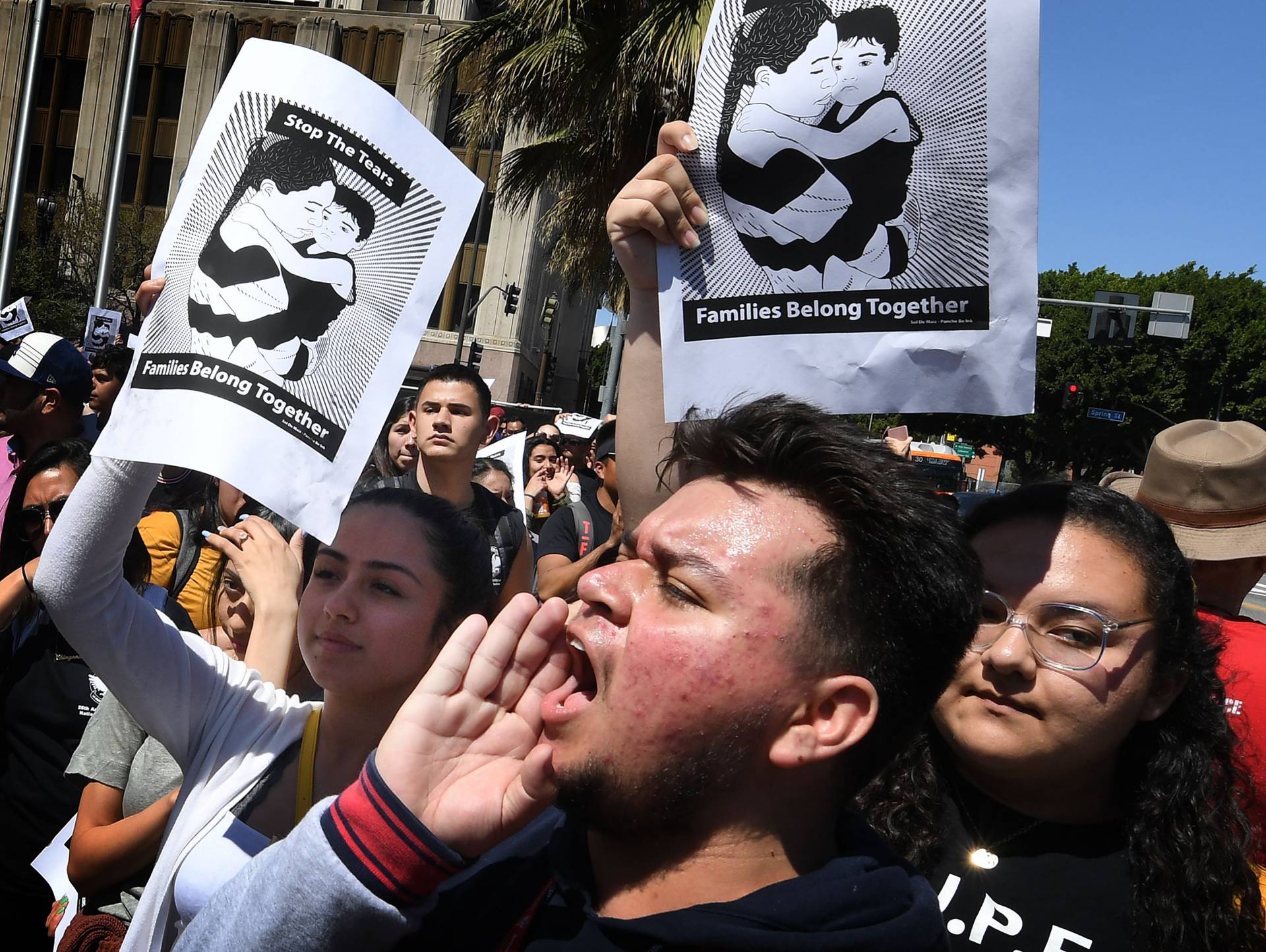 Manifestantes en favor de los derechos de migrantes protestan a las afueras de la sede de la policía de Los Ángeles para exigir un fin a las separaciones forzadas de familias en la frontera sur, el 30 de marzo del 2019. Mark Ralston/AFP via Getty Images