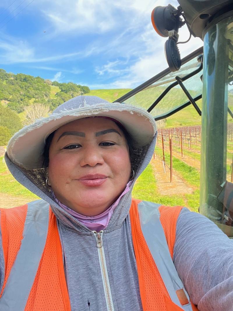 Imagen estilo "selfie" de Paloma Reyes, quien viste ropa para trabajar en el campo.