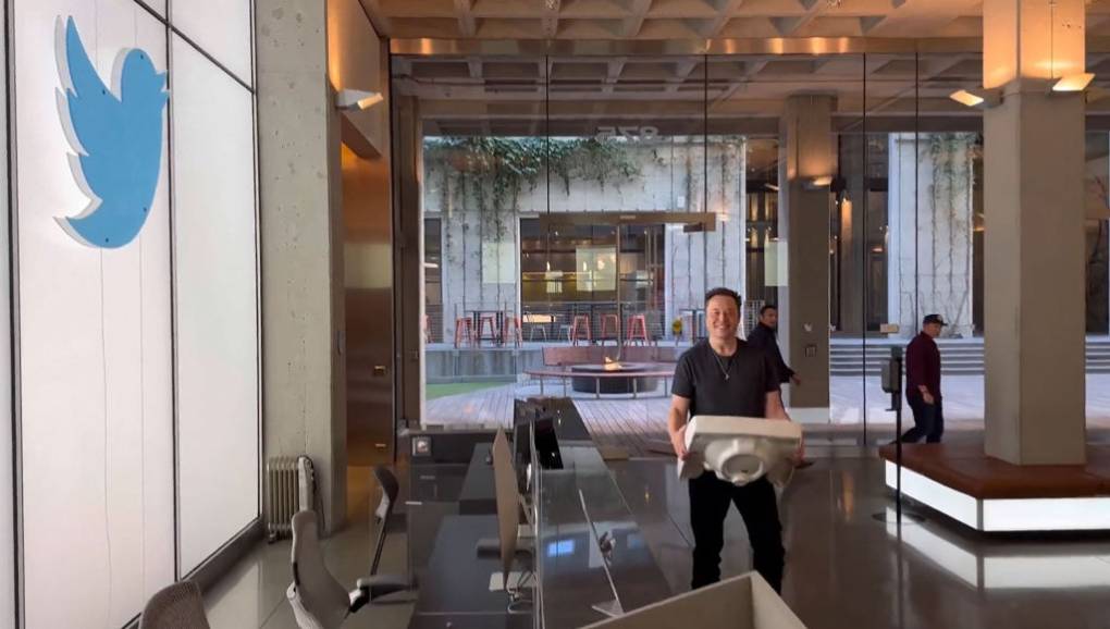 Elon Musk enters Twitter headquarters holding a sink