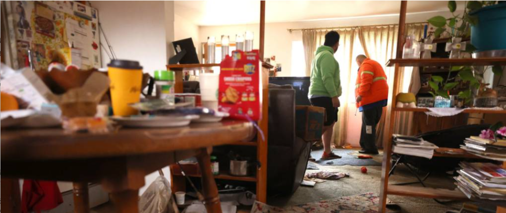 Donnie Young (derecha) y Alex Muñoz (izquierda) inspeccionan su casa inundada el 11 de enero de 2023, en Planada. La ciudad del Valle Central fue devastada por inundaciones generalizadas después de que un río atmosférico severo se movió a través de la zona a principios de esa semana. Justin Sullivan/Getty Images
