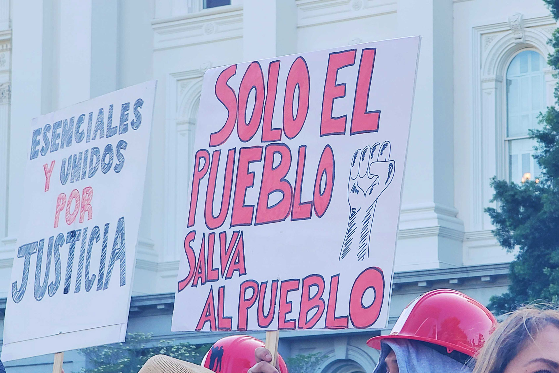 A sign that says "Solo el Pueblo/Salva Al Pueblo"