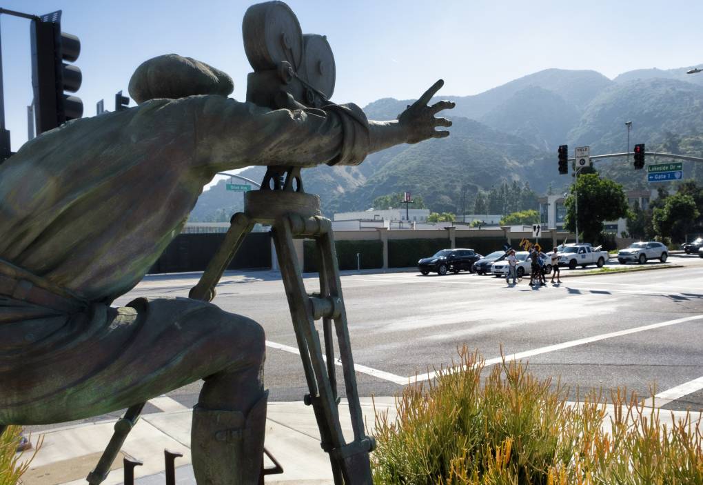 A statue of a cameraman in Burbank, California.