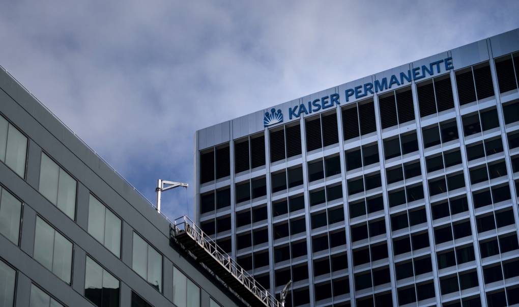 A large office building with the words "Kaiser Permanente" written on it.