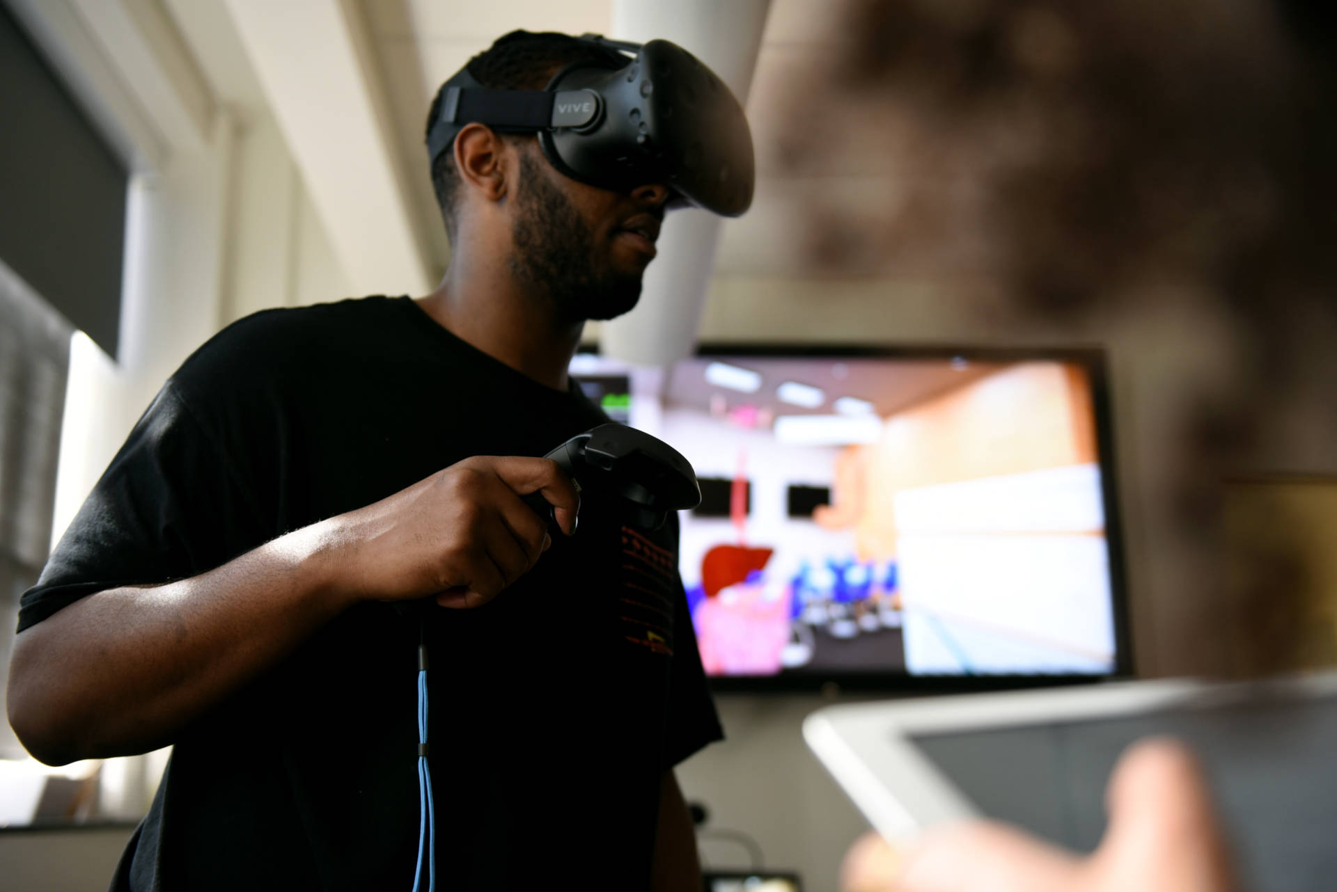 Eric Smith, a medical student at UC San Francisco uses virtual reality to study the digestive system aided by Sheyda Aboii, a fellow student. Lauren Hanussak/KQED