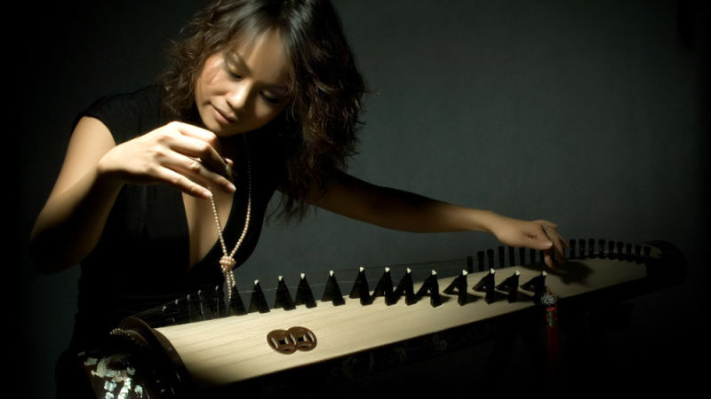 Vân-Ánh Võ playing the đàn tranh