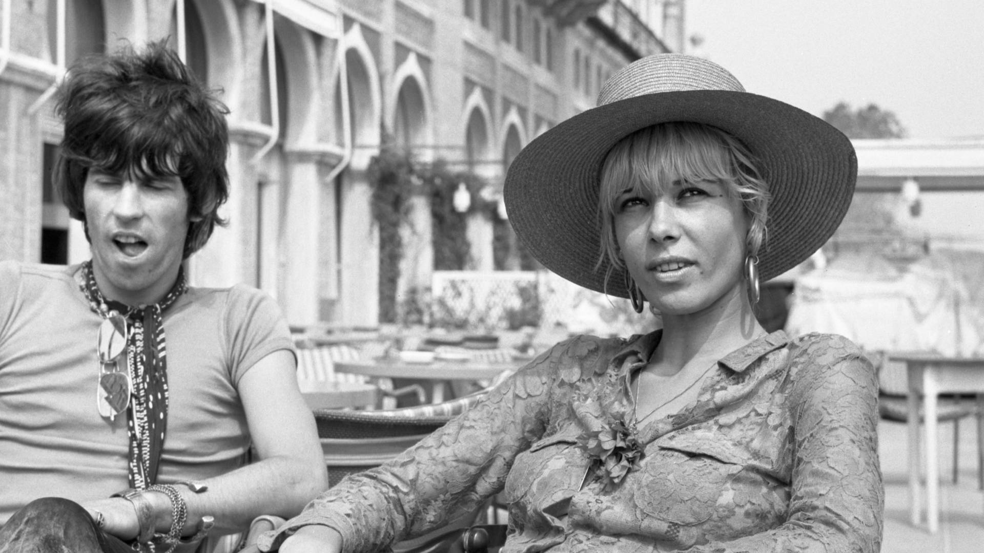 Anita Pallenberg, sitting outside the Excelsior Hotel in Venice alongside Keith Richards in 1967 Photo: Archivio Cameraphoto Epoche/Getty Images