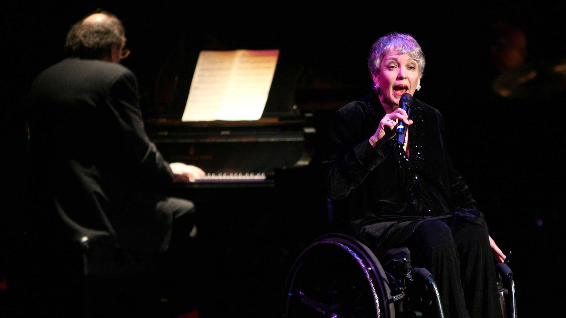 Wesla Whitfield performs at the Actor's Fund S.T.A.G.E. Too Tribute: Hooray For Love celebrating the music of Harold Arlen on November 12, 2005 in Los Angeles, California.   Photo: David Livingston/Getty Images