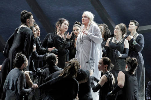 Iréne Theorin as Brünnhilde with members of the San Franciso Opera Chorus in Wagner's 'Götterdämmerung.'