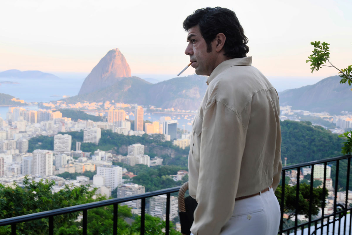 Pierfrancesco Favino plays Tommaso Buscetta looking out from his Brazilian home with a cigarette dangling from his lips.