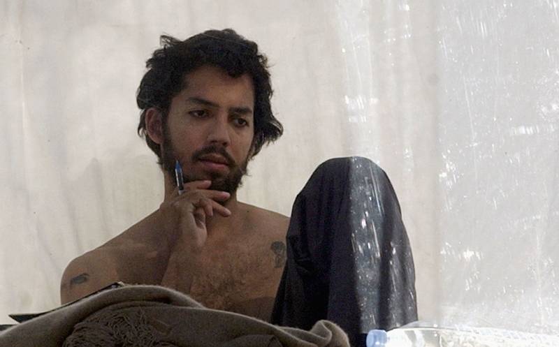 David Blaine ponders his decision to live in a box above London for 44 days, 2003.