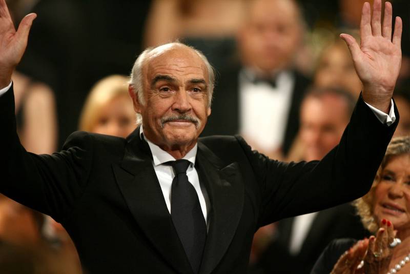 Sean Connery waves to the audience in receiving a lifetime achievement award from AFI in 2006.