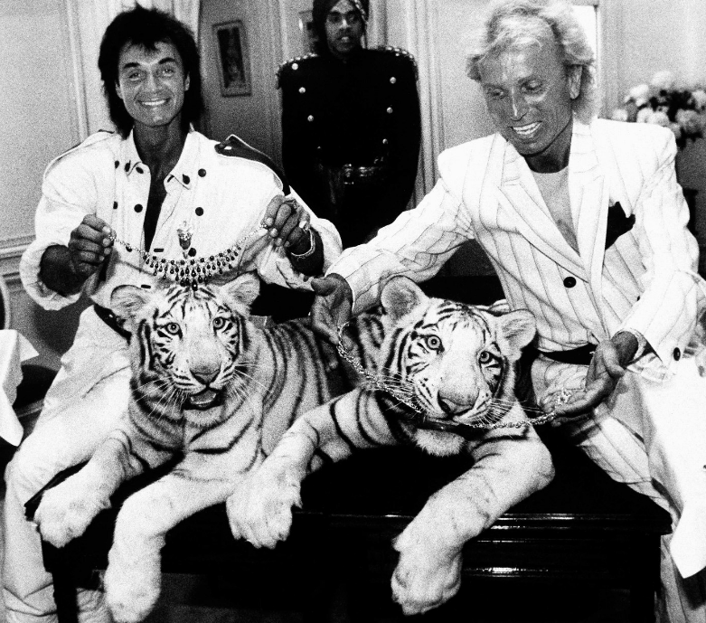 Siegfried & Roy pose with their tigers, Neva and Vegas, in June 1987.