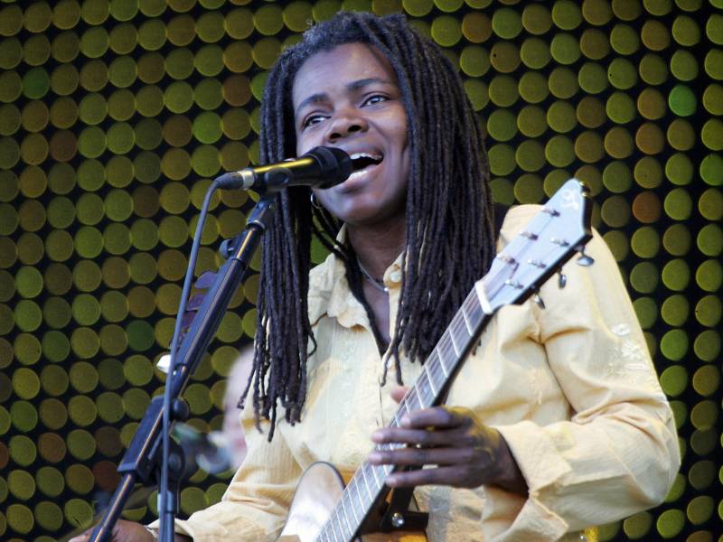 Singer-songwriter Tracy Chapman, performing in Carhaix-Plouguer, France in 2006.