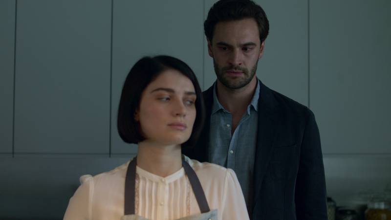 Tom Bateman and Eve Hewson playing a couple whose marriage is not what it seems in 'Behind Her Eyes.'