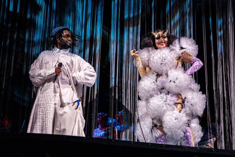 Bjork and an African American singer on stage, both dressed in white