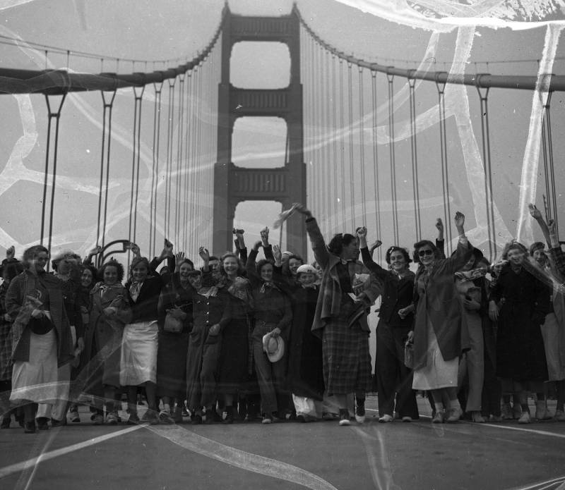 Black-and-white photograph of crowd on bridge