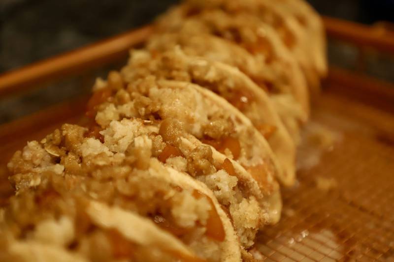 una fila di tacos da dessert con ciabattino alla pesca è allineata nella cucina di casa di Gladney