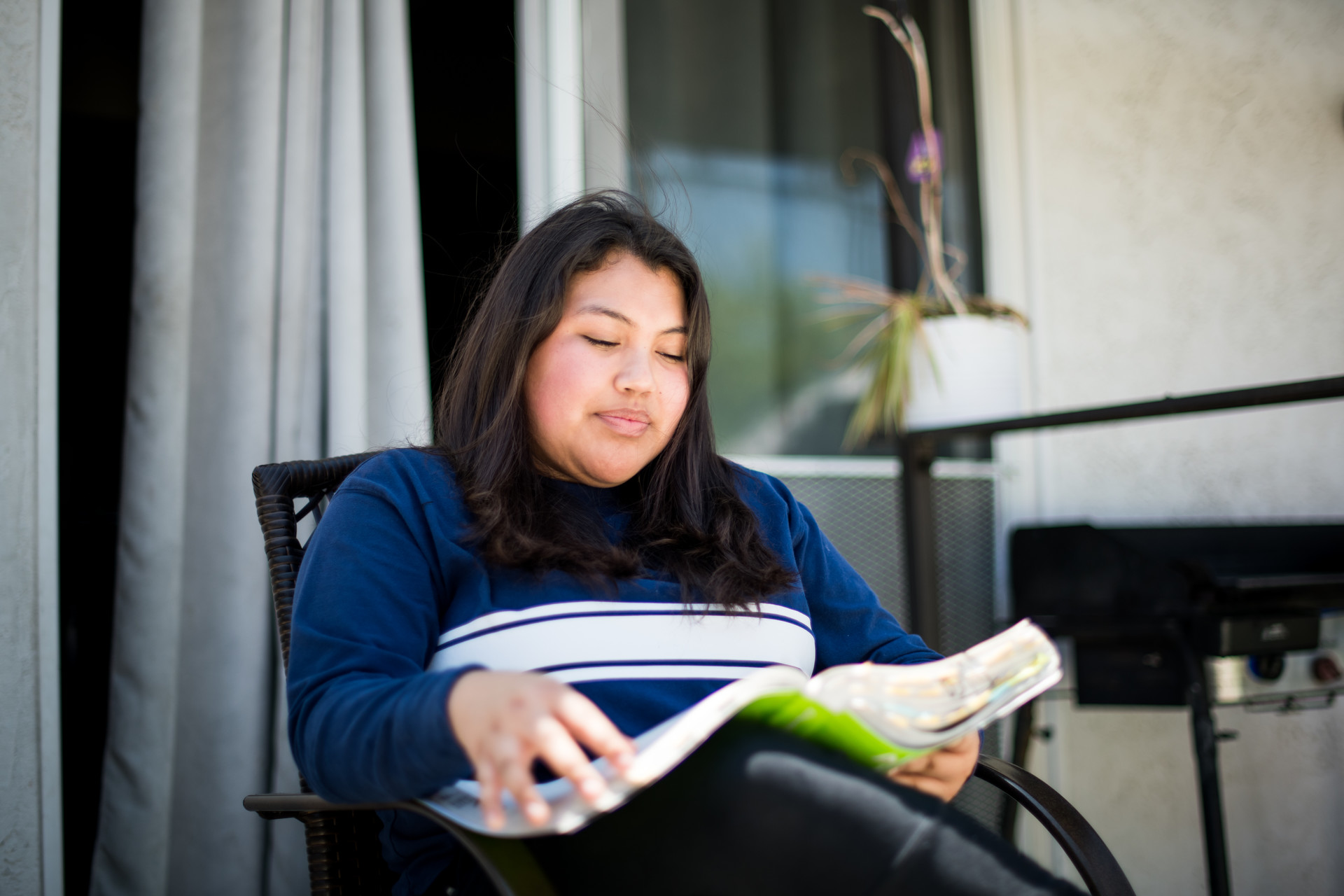 Julisa Gomez Reyes, a high school junior, stuides in her backyard.