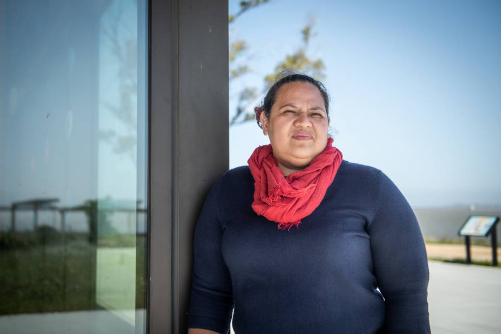 Violet Saena, directora ejecutiva del grupo 'Comunidades resistentes al clima' en el parque Cooley Landing del Este de Palo Alto.