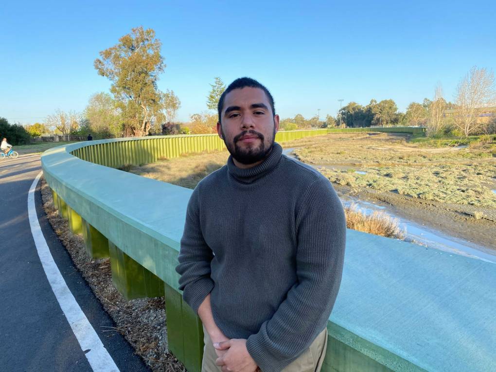 Antonio López, concejal de la ciudad del Este de Palo Alto, se recarga sobre un barendal cerca del arroyo de San Francisquito.