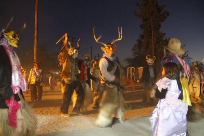 Indigenous Mixtec Oaxacan immigrants in the San Joaquin Valley perform the Danza de los Diablos (Dance of the Devils). ACTA supported an apprenticeship in mask making with master artist Luis Ortiz and his apprentice Panuncio Gutiérrez.