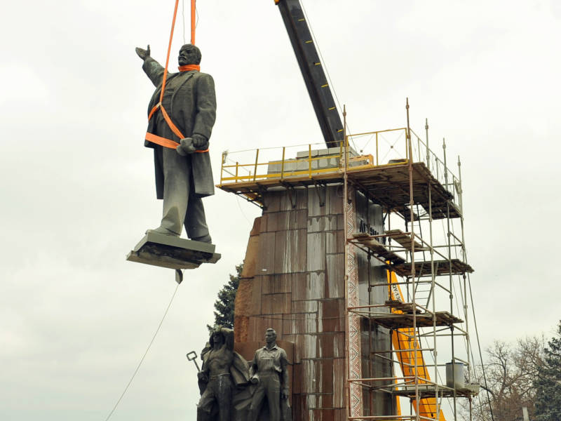 Workers dismantle an enormous monument to Lenin in Zaporizhia, Ukraine, in March 2016. It was the largest remaining Lenin statue in the country.