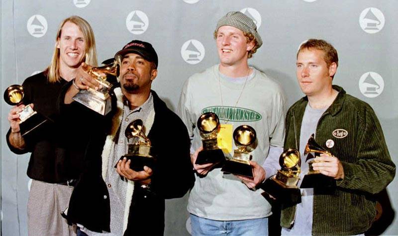 Hootie and the Blowfish pose for photographers with their Grammy Awards in  1996. 