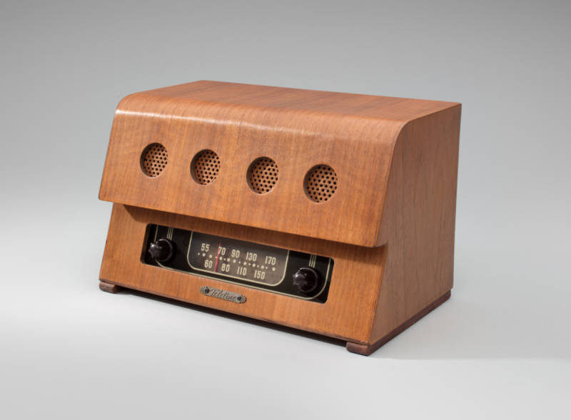 Model 160 c1946. The case was designed by Charles Eames. Mid-century designers experimented with materials perfected during the Second World War such as aluminum, Plexiglas, plastic, and molded plywood. Charles and Ray Eames designed radio cabinets for companies like Zenith, Emerson, and Bendix.