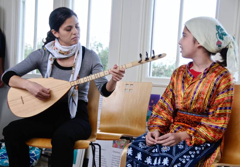 Özden Öztoprak Passes along Kurdish Alevi musical traditions to her daughter Isik Berfin