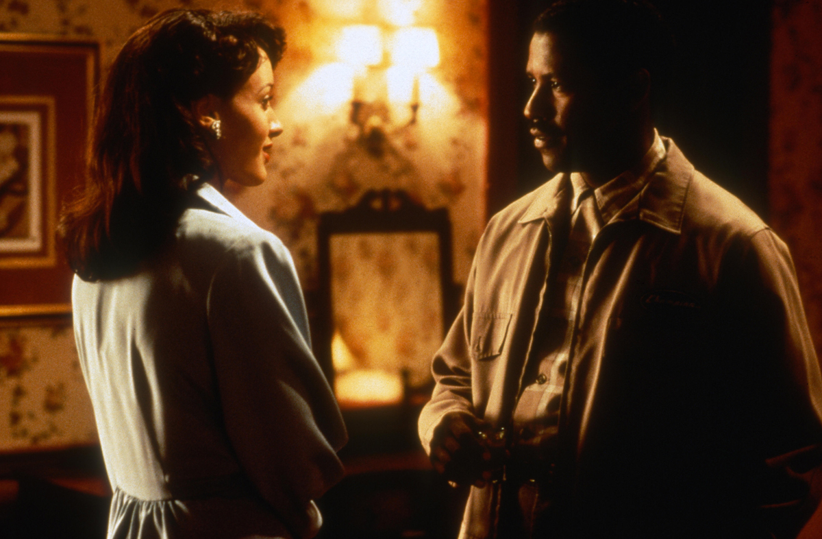 Jennifer Beals and Denzel Washington in 'Devil in a Blue Dress,' 1995.