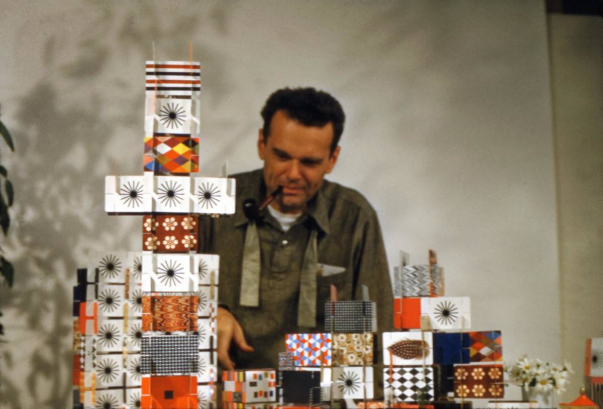 Charles Eames with the Pattern Deck, House of Cards, 1952. 