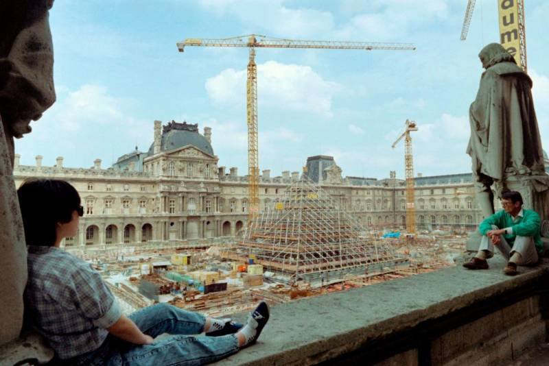 Photo taken on August 7, 1987 shows the Louvre Pyramid under construction, designed by Chinese-American architect I.M. Pei , in the main courtyard (Cour Napoléon) of the Louvre Palace (Palais du Louvre) in Paris.
