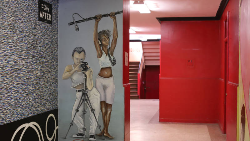 In the 1990s, the Lab and Clarion Alley Mural Project commissioned artists to paint murals inside the Redstone Building. 