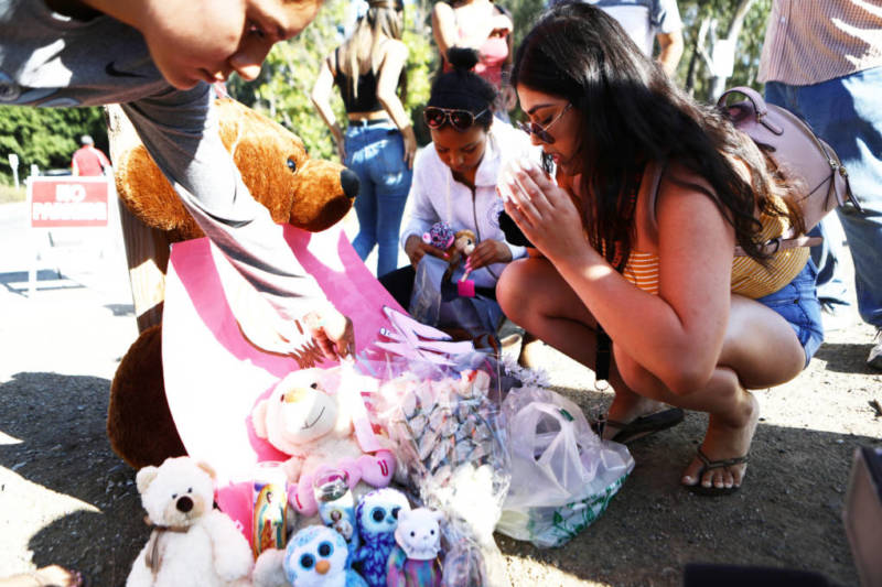 People leave mementos at a makeshift memorial outside the site of the Gilroy Garlic Festival after a mass shooting took place at the event yesterday on July 29, 2019 in Gilroy. 