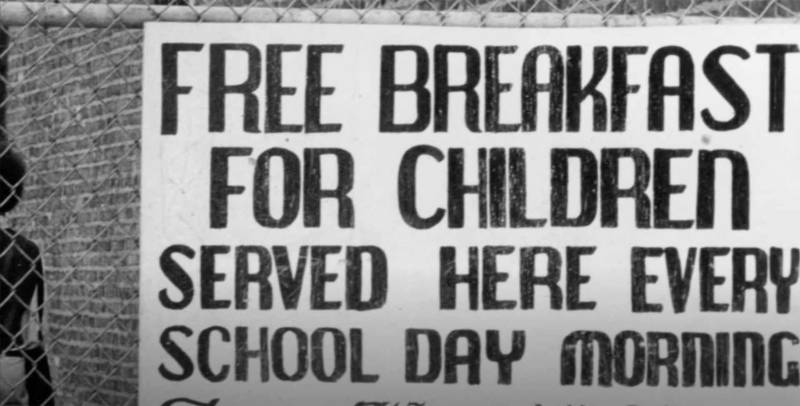 A sign marking a free breakfast location in Oakland.