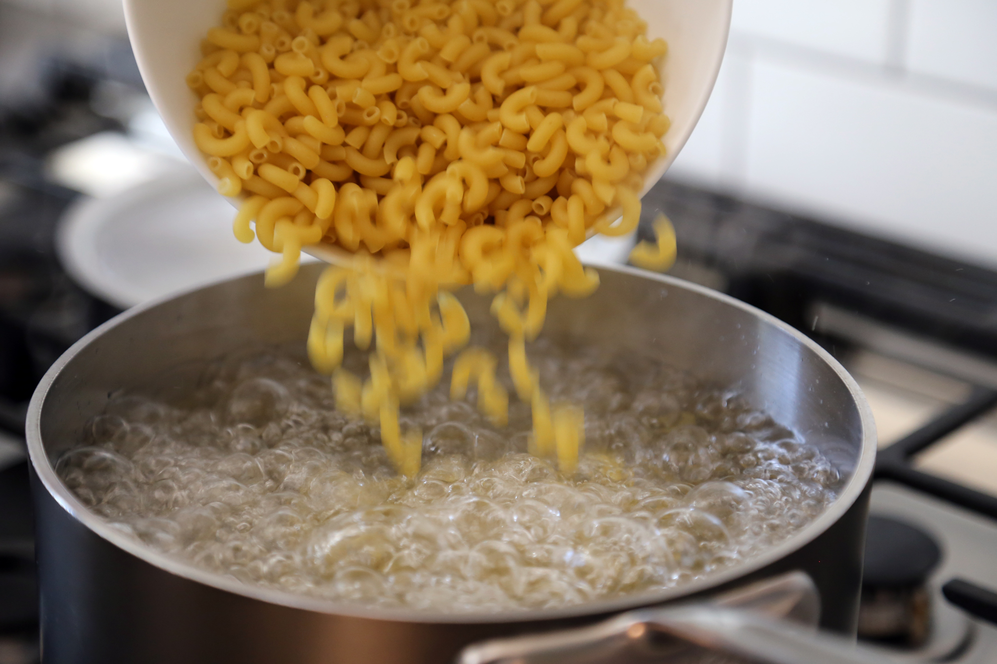 In a saucepan, bring plenty of salted water to a boil, add the macaroni, and cook until al dente.