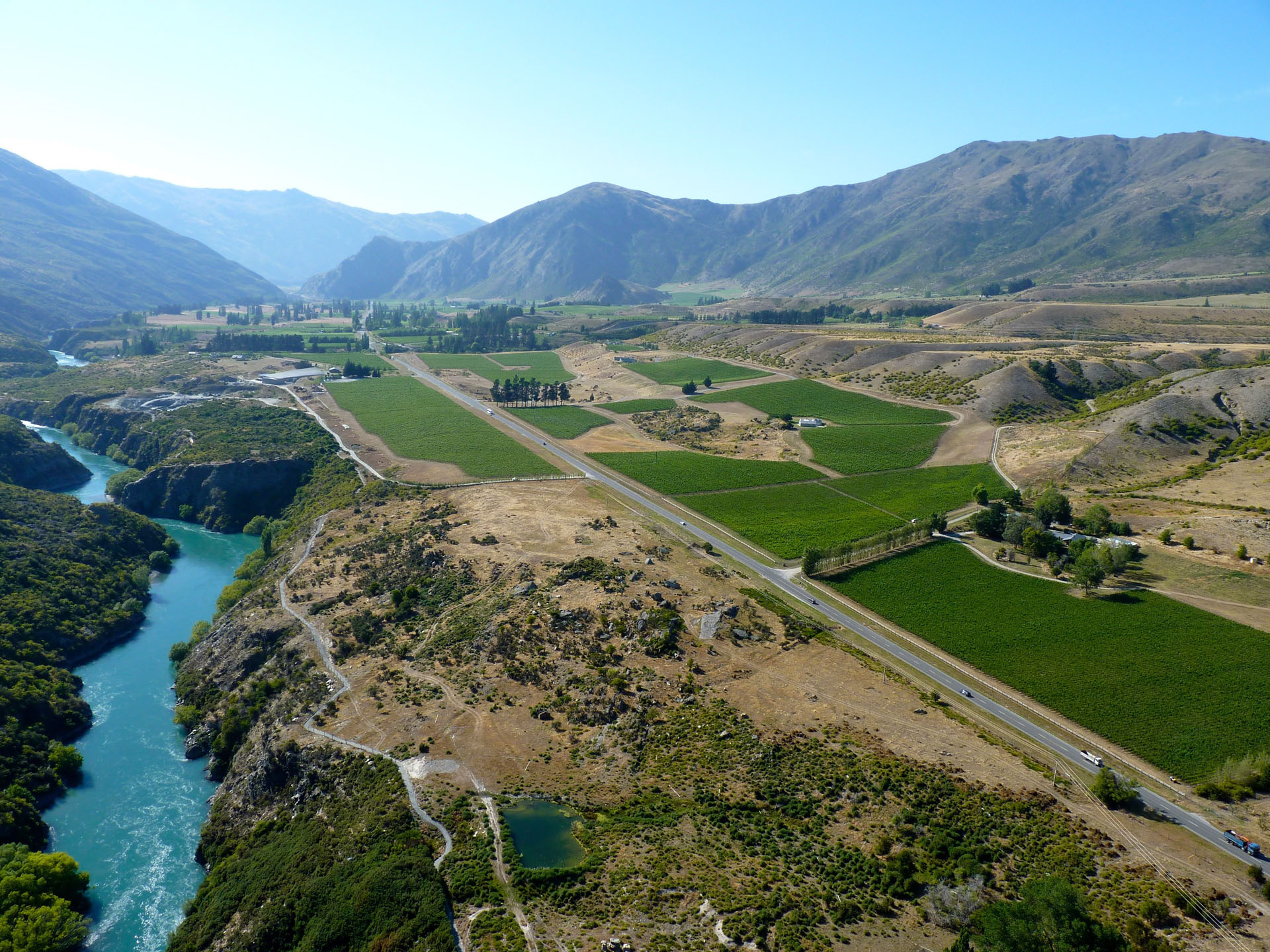 Gibbston Valley near Queenstown is home to fine wineries like Mount Edward and also demonstrates the beauty of the New Zealand countryside.