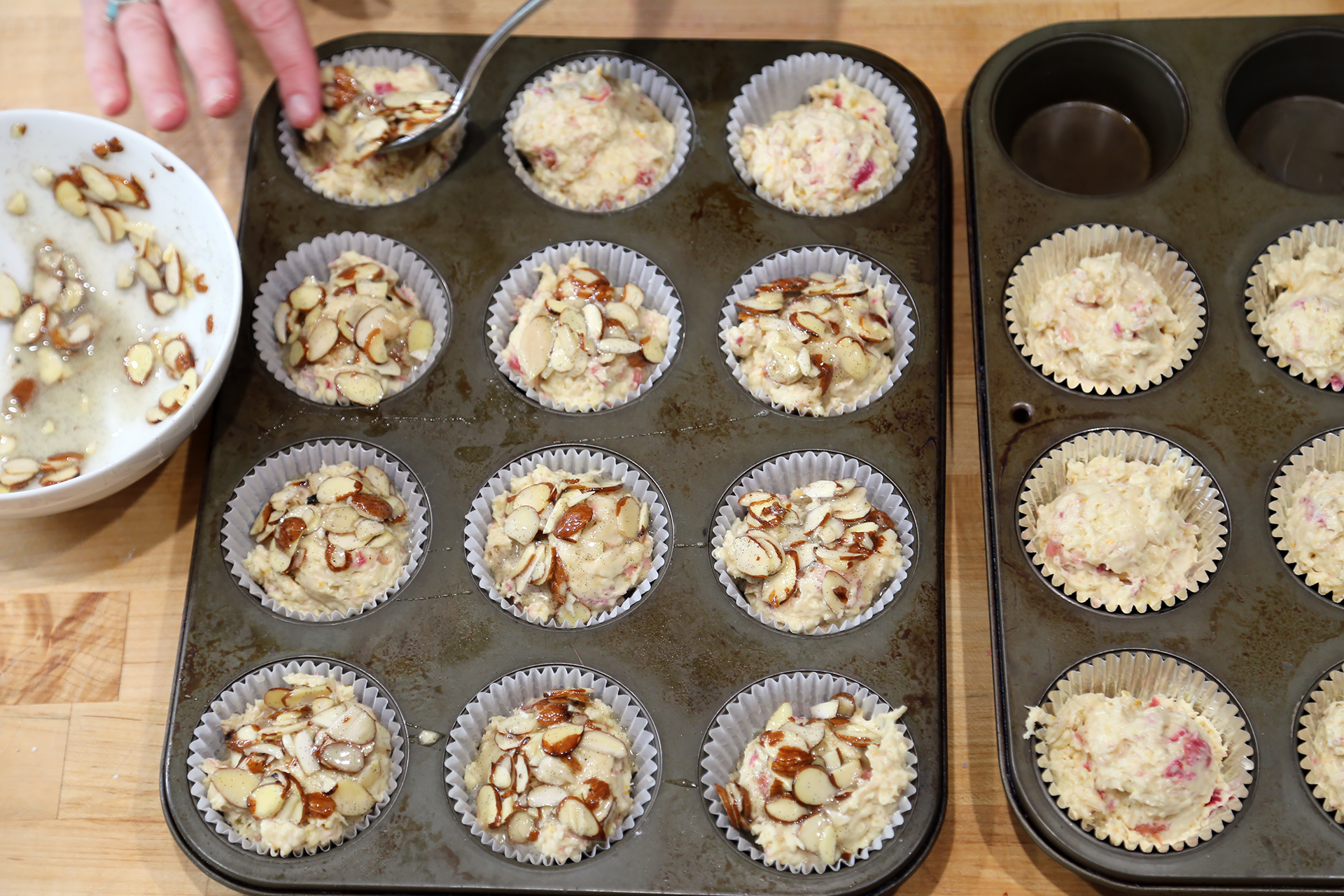 Top with almond crackle, distributing it evenly.